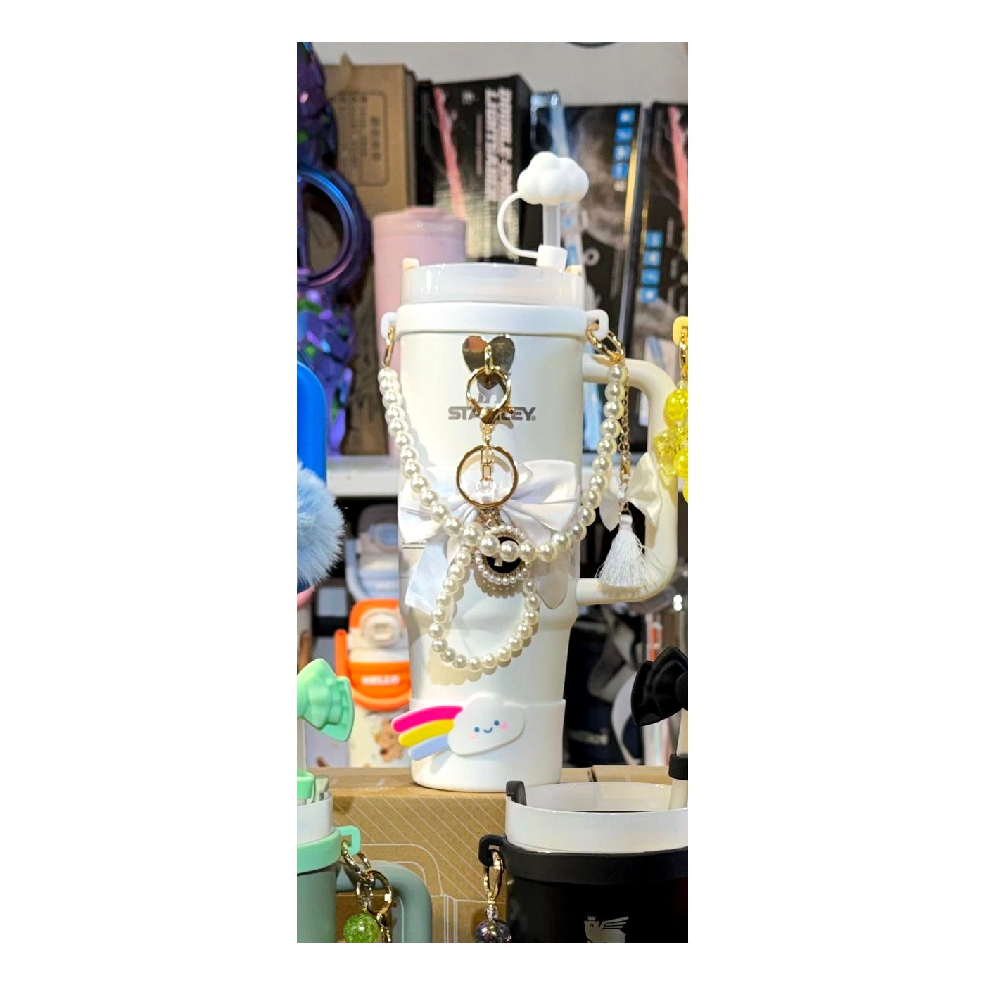 1180ml insulated white tumbler with handle, straw and charm accessories